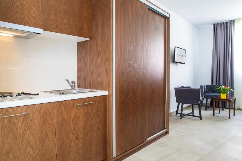 One-Bedroom Apartment (2 Adults + 2 Children) Ground Floor image 4