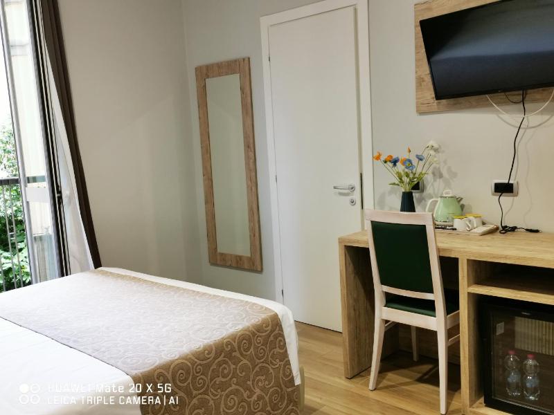 Double Room image 3