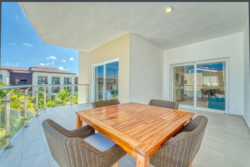 Elegant Seaside Retreat | Playa Coral - image 14