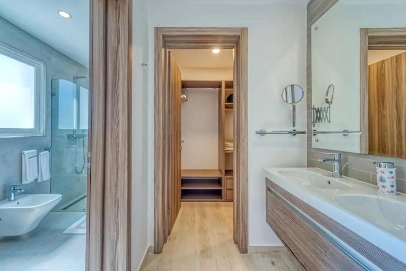 Elegant Seaside Retreat | Playa Coral - image 2