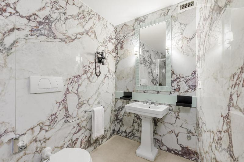 Deluxe Double or Twin Room image 4