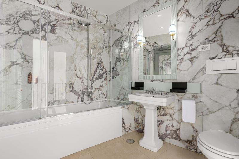 Deluxe Double or Twin Room image 3