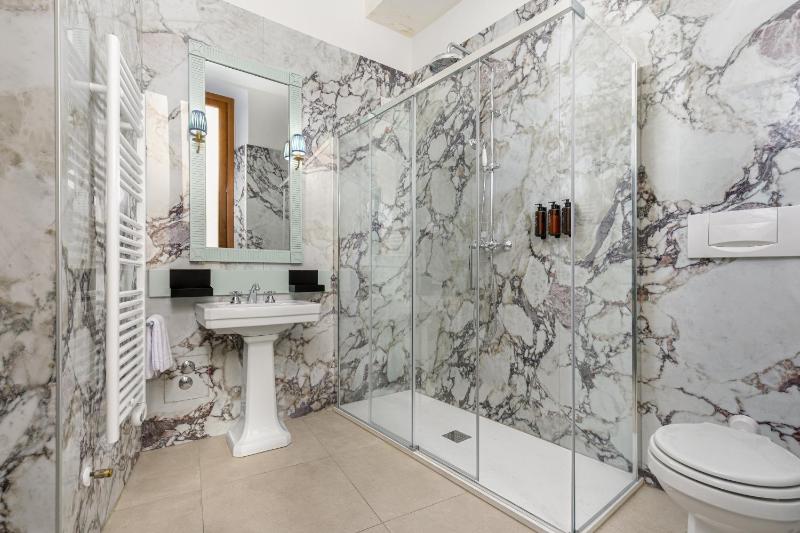 Deluxe Double or Twin Room image 2