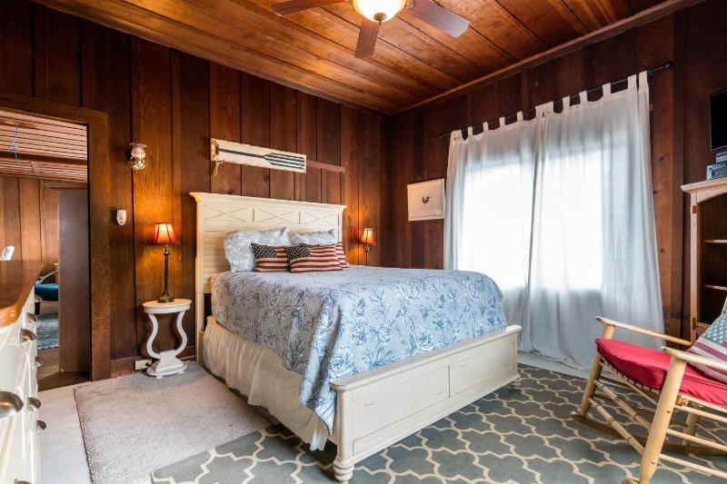 Two-Bedroom Cottage with Front Yard image 4
