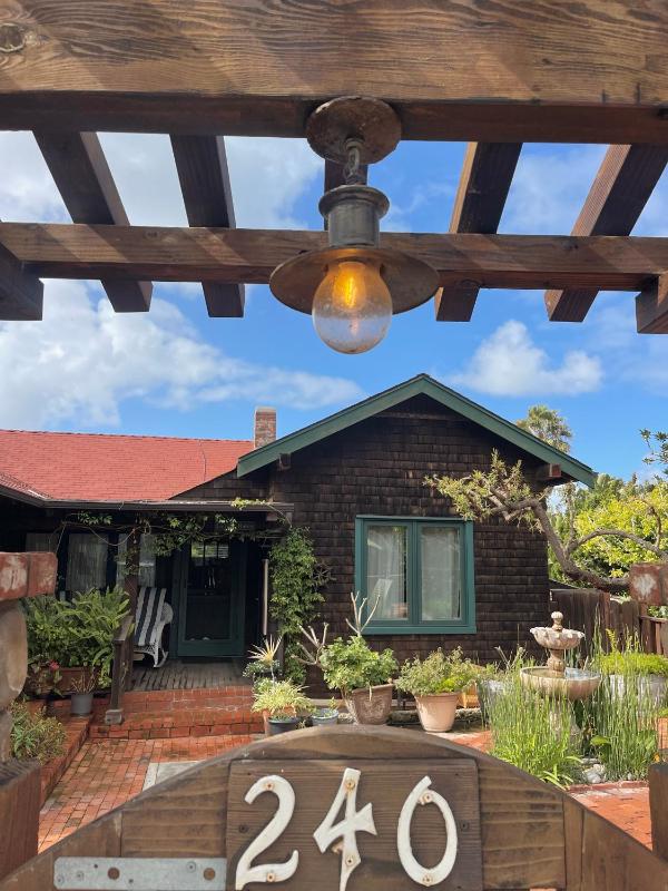 Two-Bedroom Cottage with Front Yard image 3