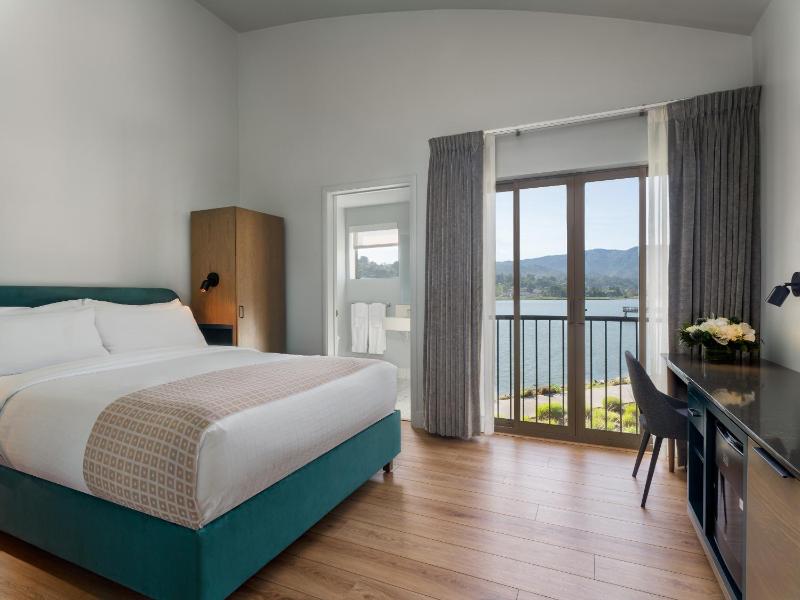 Deluxe Queen Room image 3