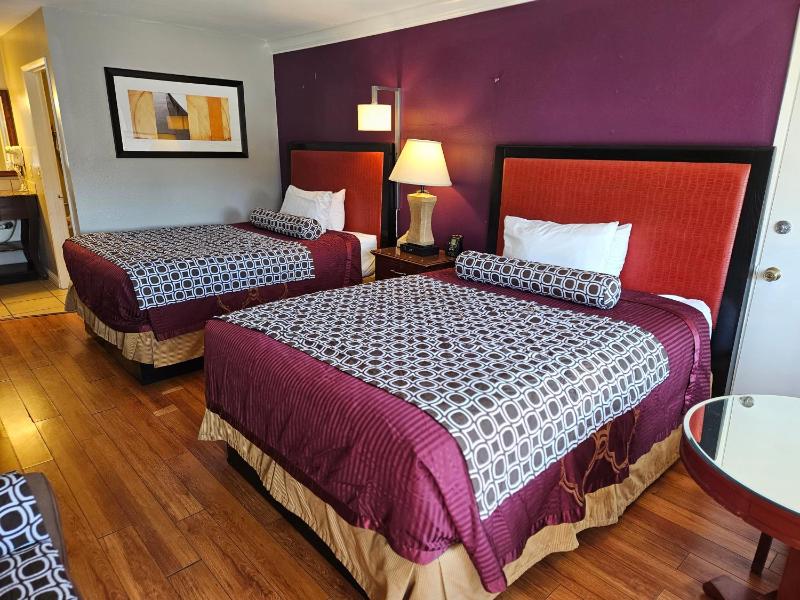 Queen Room with Two Queen Beds image 4