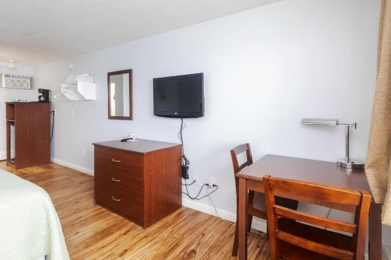 Deluxe Room with Two Double Beds image 3