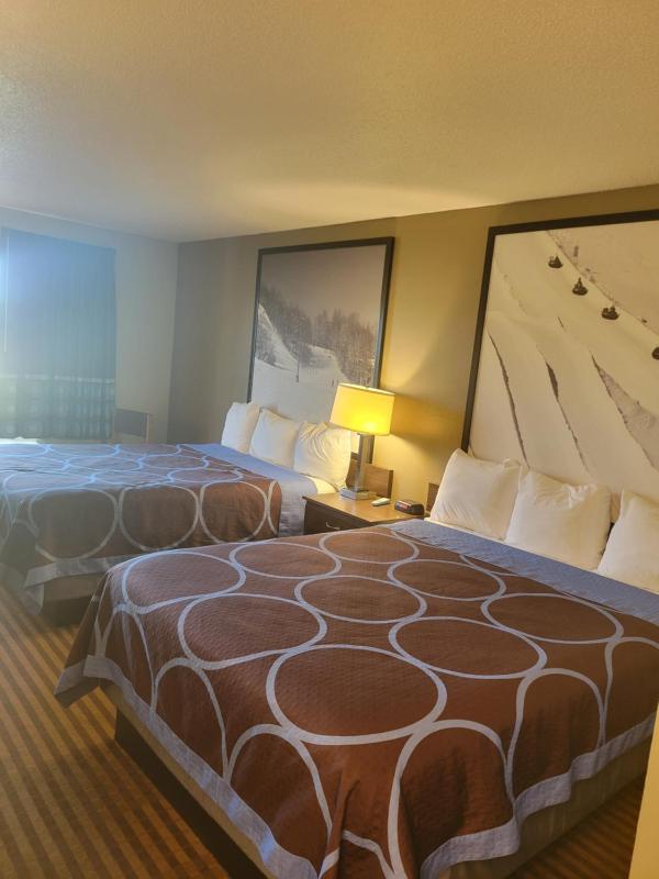 Queen Room with Two Queen Beds - Non-Smoking image 3