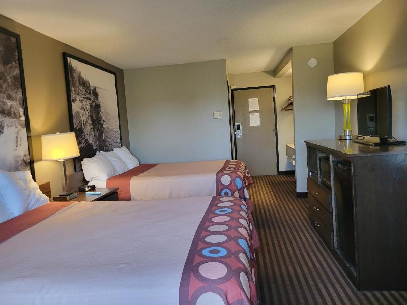 Queen Room with Two Queen Beds - Non-Smoking image 2