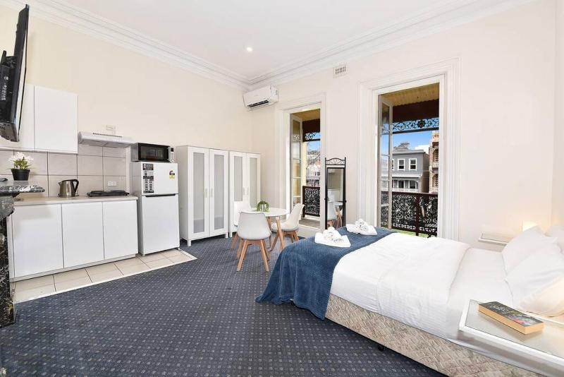 206DR5 - Large Studio Apt in Carlton! AC, Prkg & Balcony Images