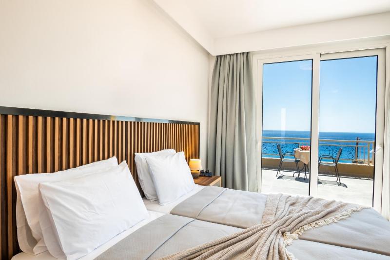 Deluxe Double or Twin Room with Sea View image 4