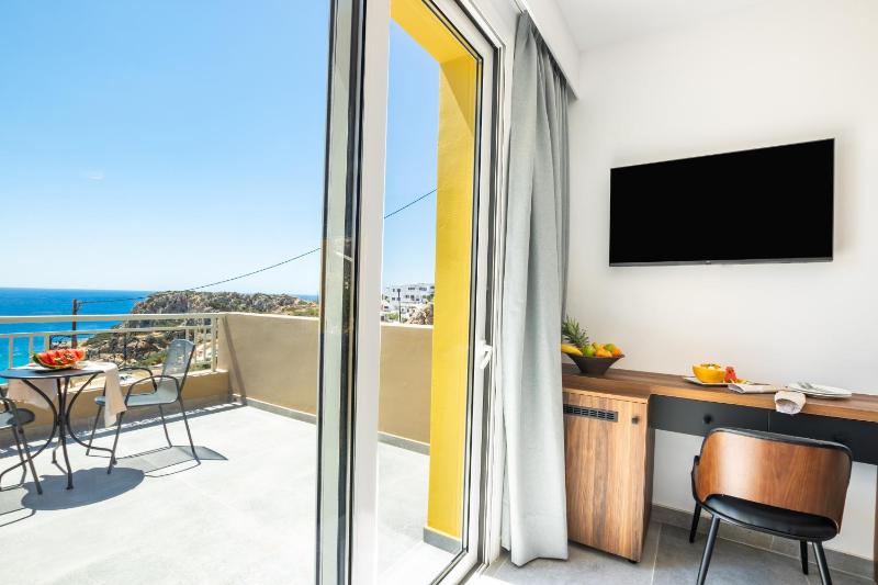 Deluxe Double or Twin Room with Sea View image 3