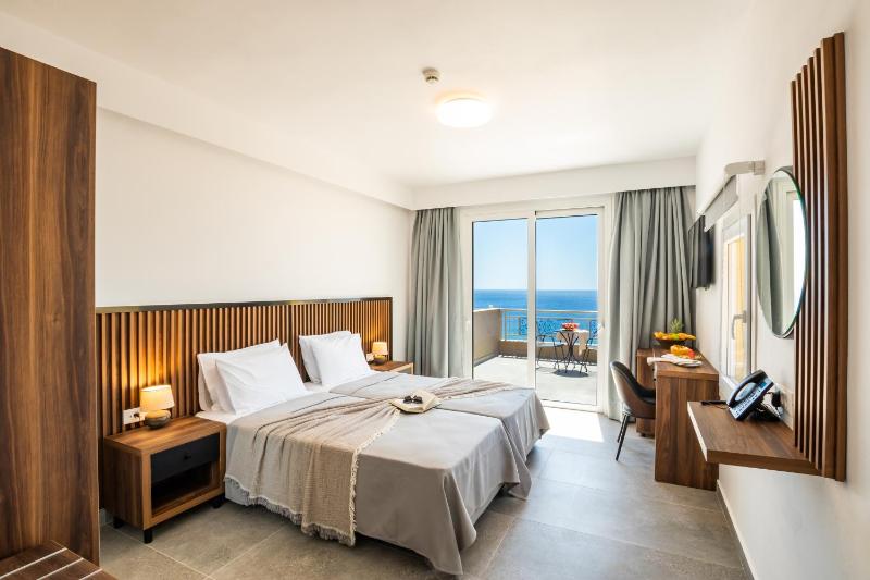 Deluxe Double or Twin Room with Sea View image 2