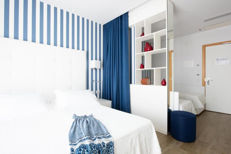 Quadruple Room image 4