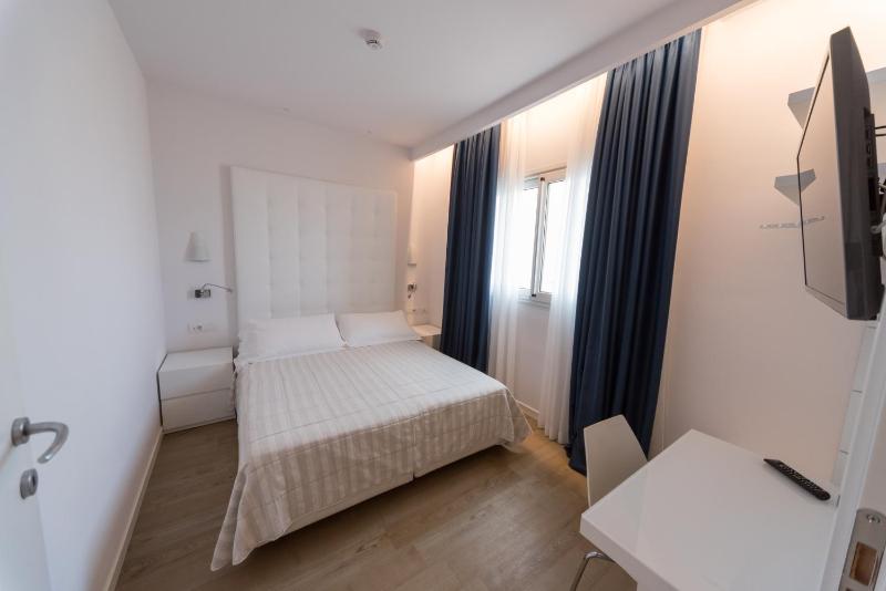 Standard Double Room image 3