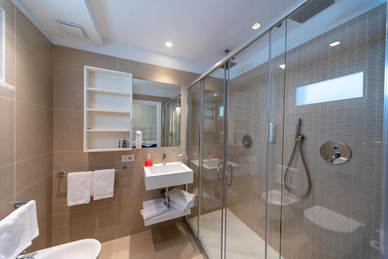 Superior Double Room image 4