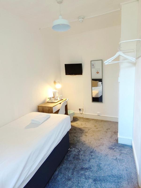 Single Room image 3