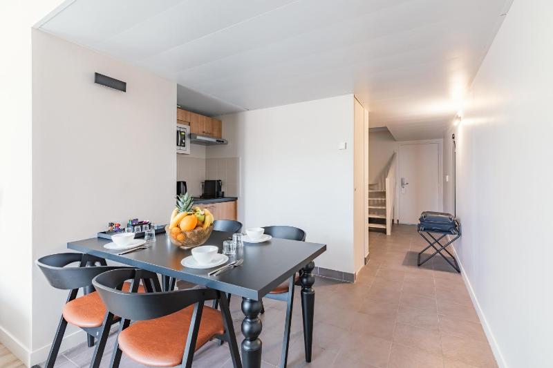 Two-Bedroom Souplex Apartment image 2