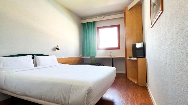 Double or Twin Room image 1
