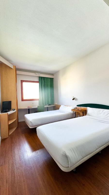 Double or Twin Room image 4
