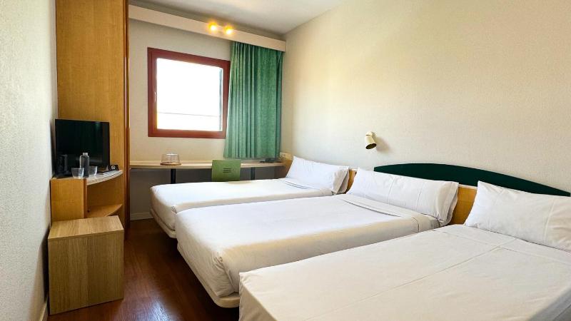Triple Room (2 Adults + 1 Child) image 3
