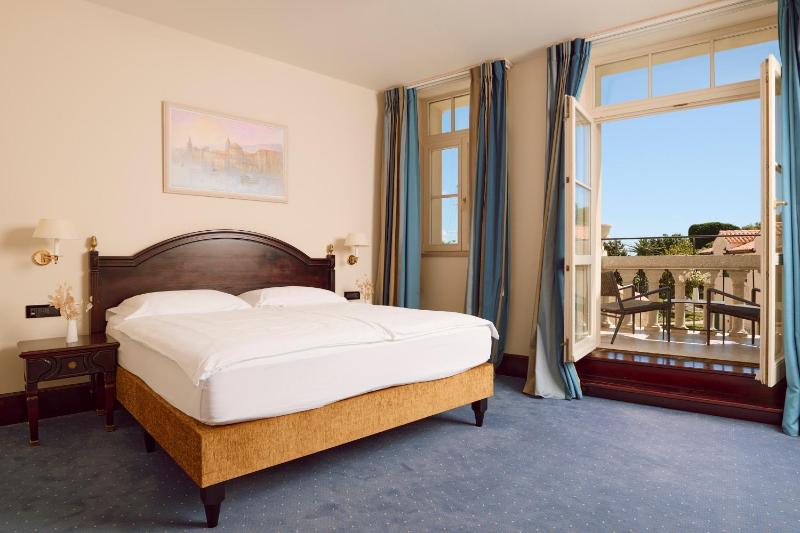 Standard Double or Twin Room image 4