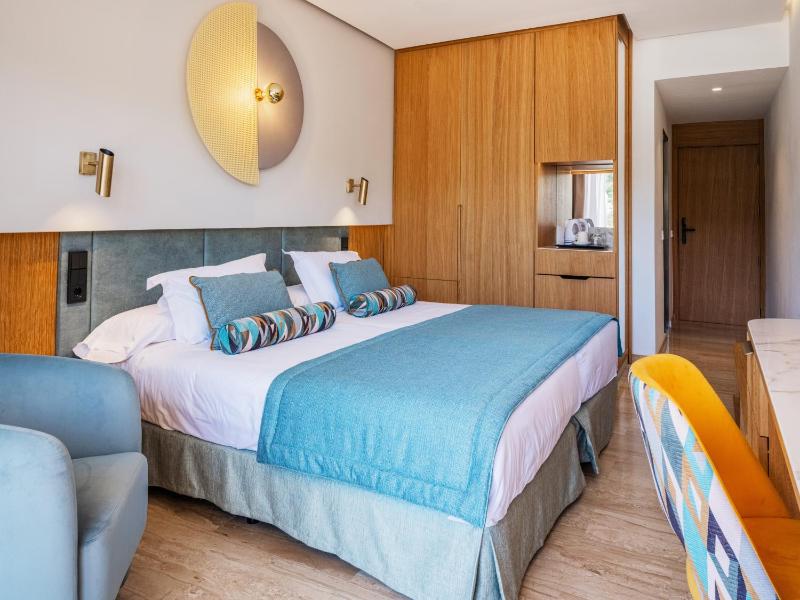 Double Room with Sea View (1 Adult) image 3