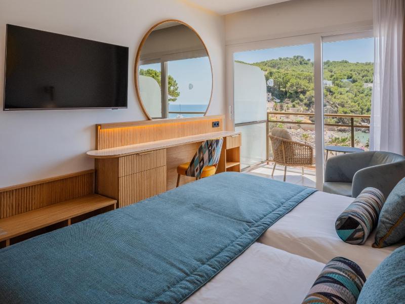 Double Room with Sea View (1 Adult) image 4