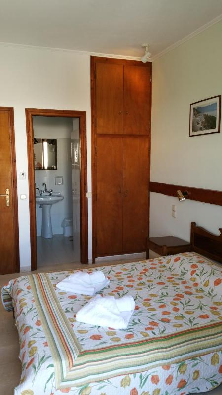 Twin Room image 4