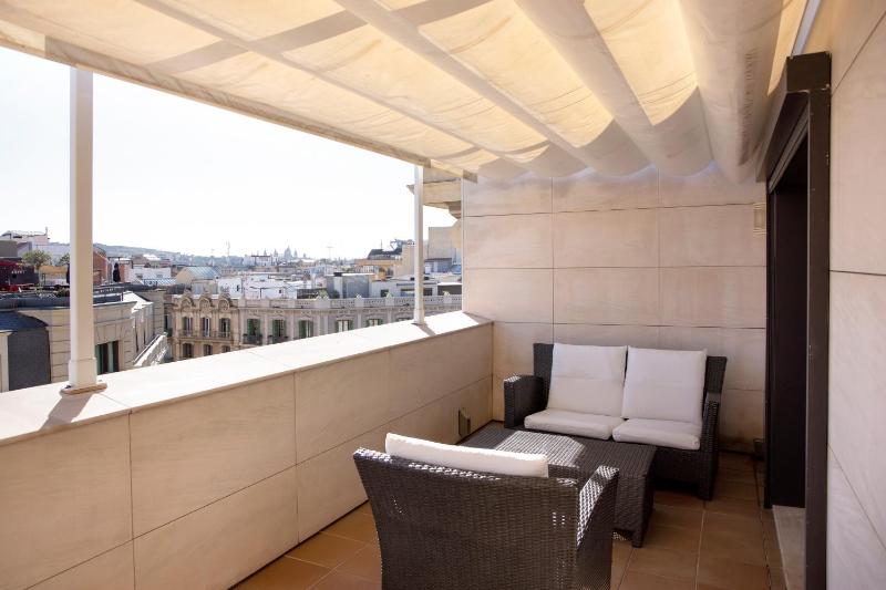 Superior King Suite image 3