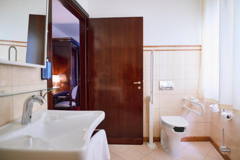Deluxe Suite with Balcony image 3