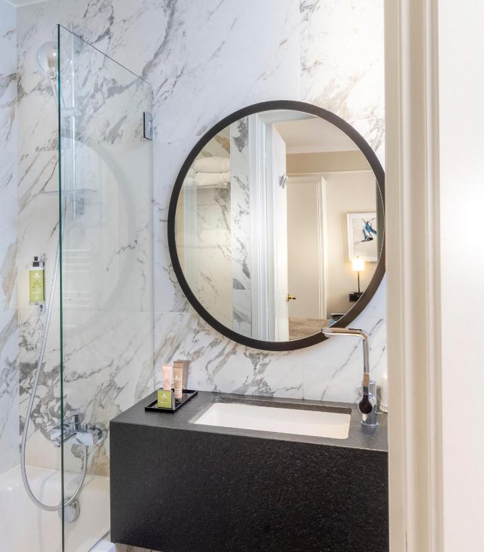 Superior Room with Bath image 3