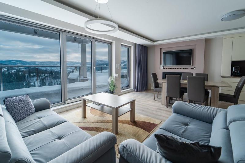 One-Bedroom Apartment with Balcony and Mountain View   image 1