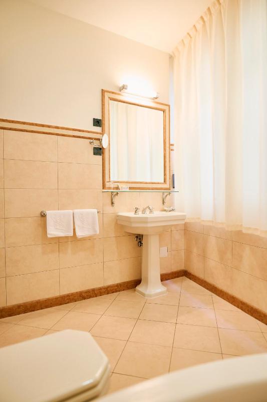 Deluxe Suite with Balcony image 4
