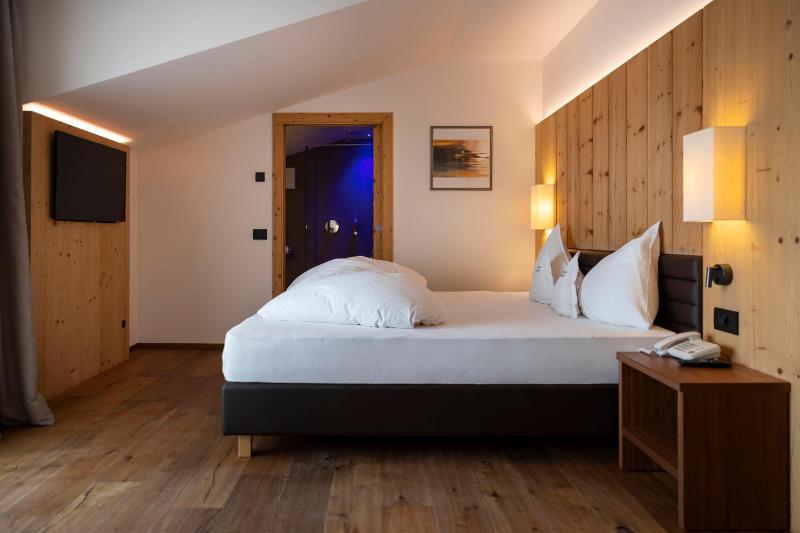 Standard Double Room image 3