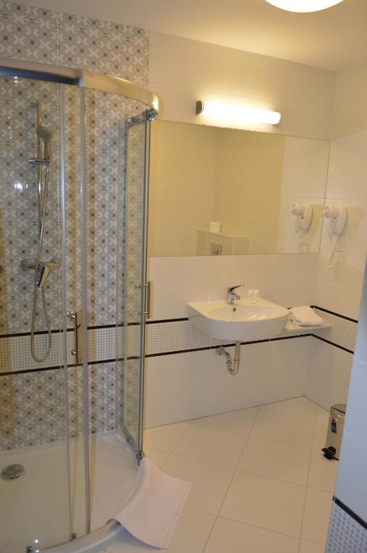 Single Room with Bathroom image 3