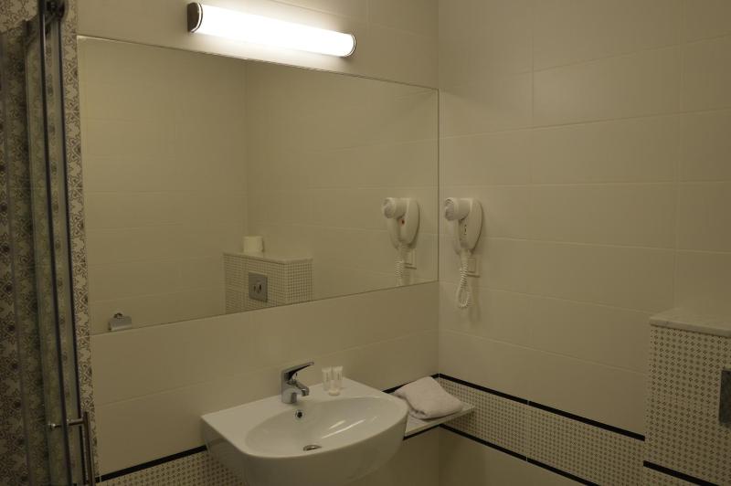 Single Room with Bathroom image 4