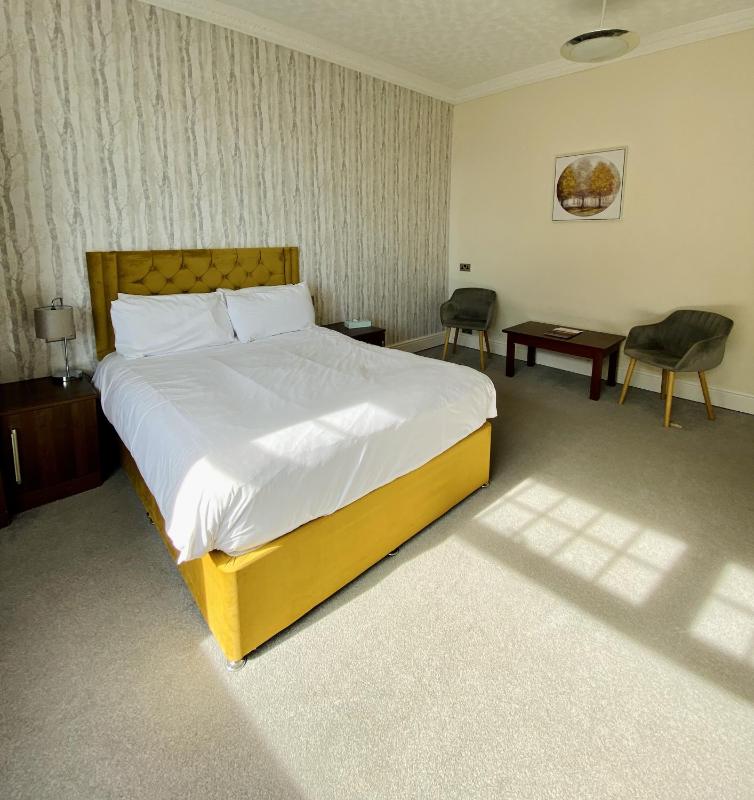 Double Room image 3
