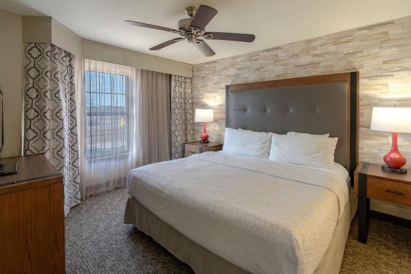 Two Bedroom Suite with One King and Two Queen Beds - Non-Smoking image 1