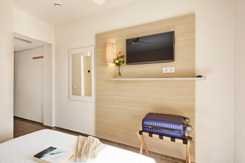 Double or Twin Room image 4