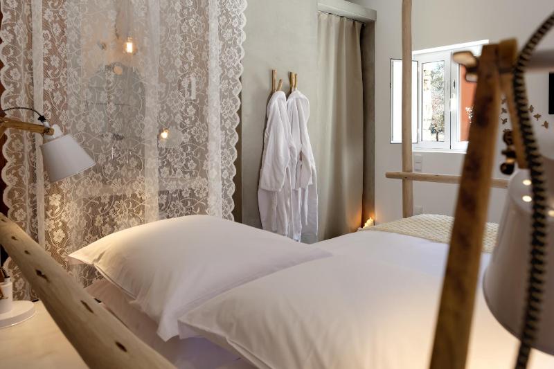 Classic Double Room image 1