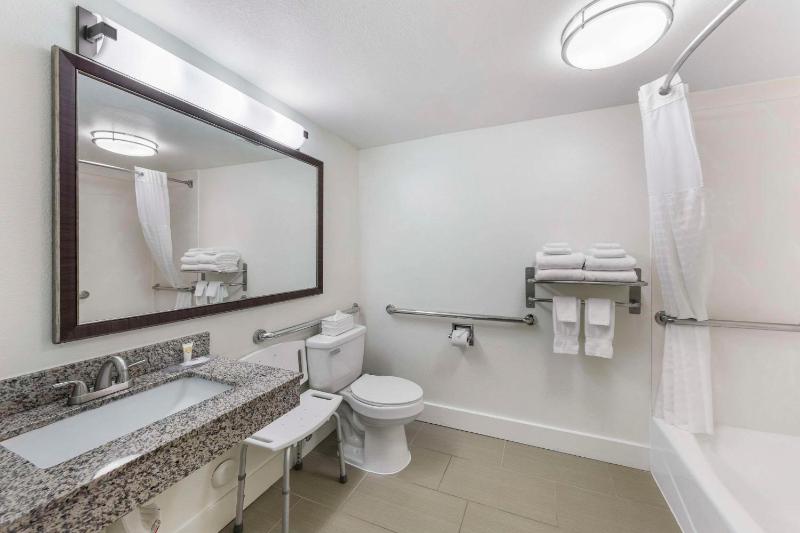 King Suite - Accessible/Non-Smoking image 2
