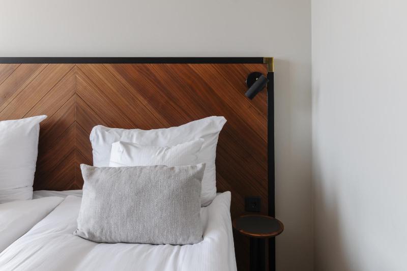 Superior King Room image 3