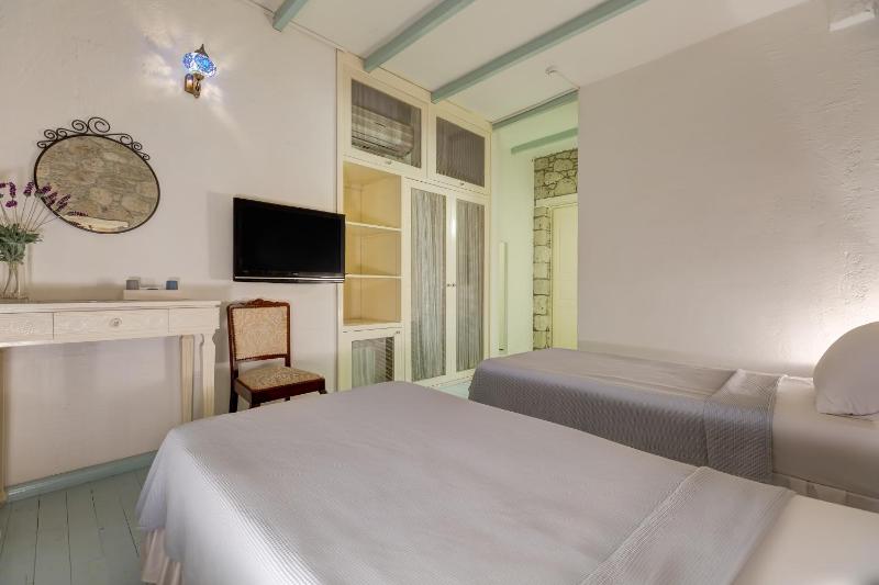 Standard Double or Twin Room image 4