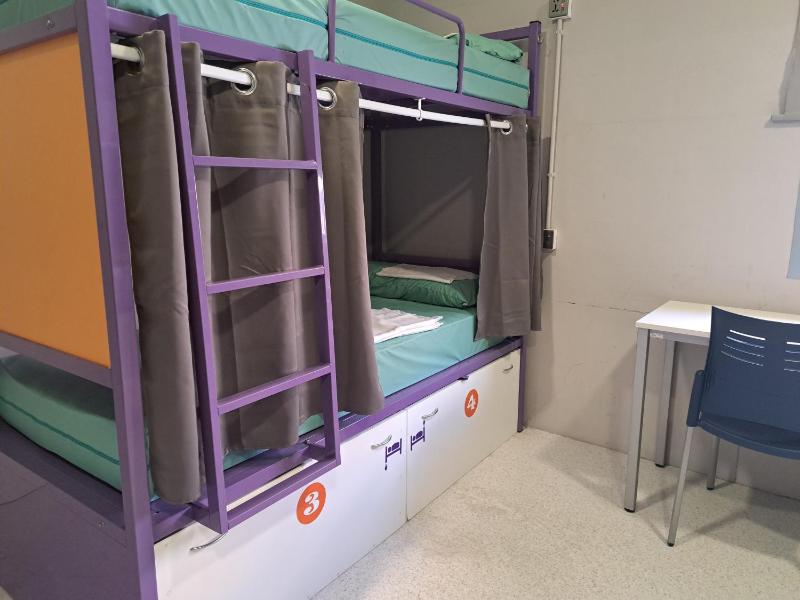 Bed in 8-Bed Mixed Dormitory Room with Shared Bathroom image 3