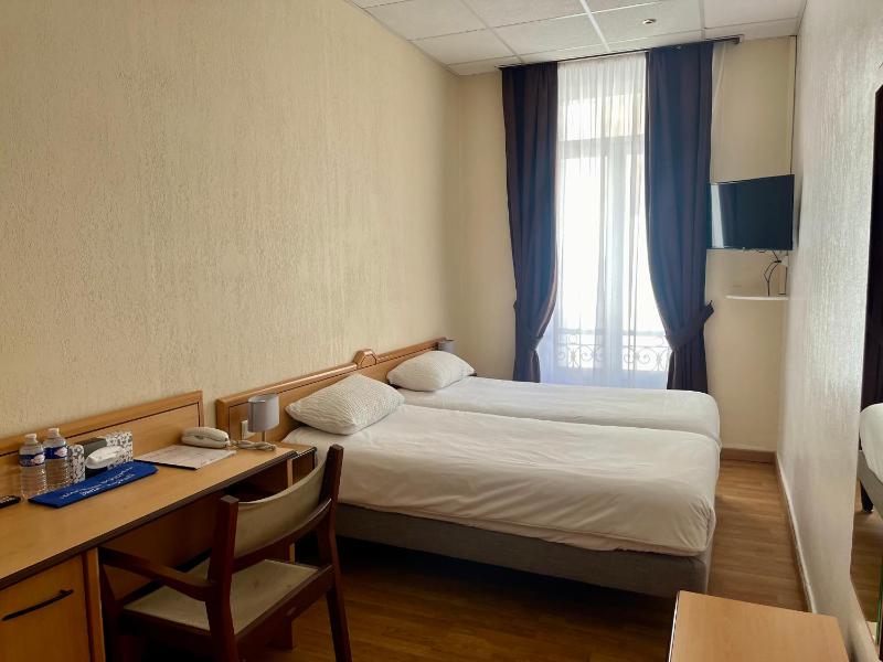 Standard Double or Twin Room - City Side image 4