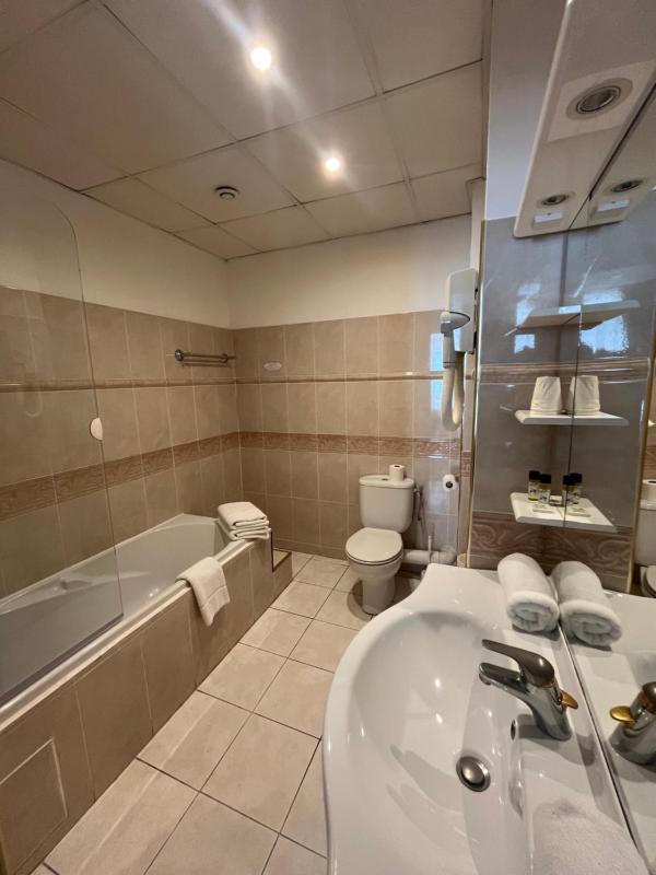 Standard Double or Twin Room - City Side image 3