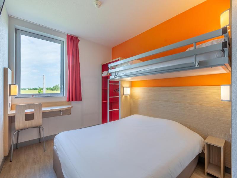 Triple Room with 1 Bunk Bed and 1 Double Bed image 1