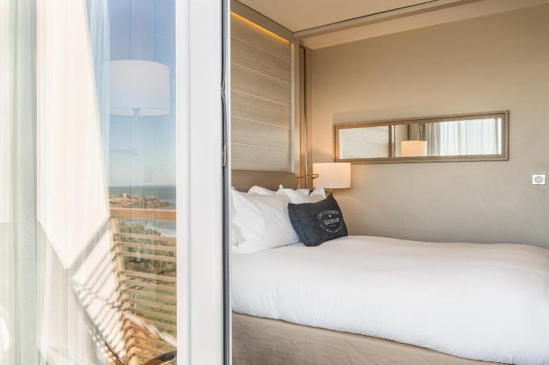 Superior Room with Double Bed or  Two Single Beds - Promenade View image 3
